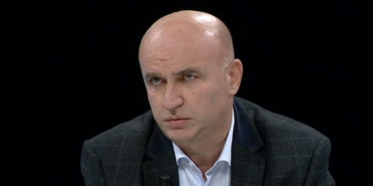 A është e dobishme Vjosa Osmani si zjarrfikëse e Albin Kurtit?
