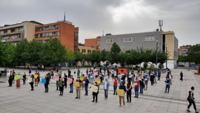 Artistët kosovarë protestojnë në Prishtinë për prishjen e Teatrit Kombëtar (fotot) Artistët kosovarë protestojnë në Prishtinë për prishjen e Teatrit Kombëtar (fotot)