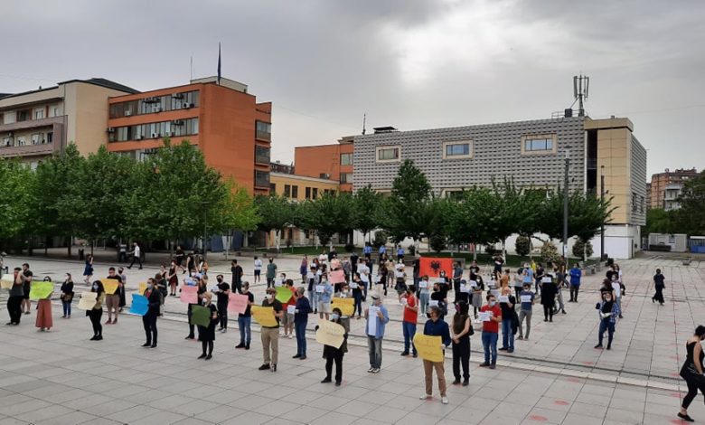 Artistët kosovarë protestojnë në Prishtinë për prishjen e Teatrit Kombëtar (fotot) Artistët kosovarë protestojnë në Prishtinë për prishjen e Teatrit Kombëtar (fotot)