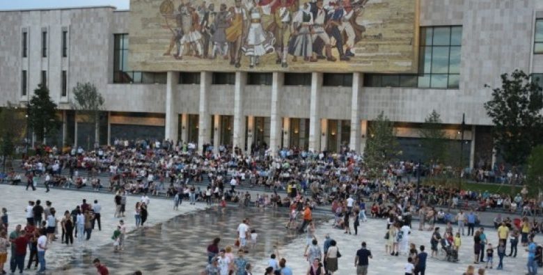 Revista franceze: Tirana një metropol i përshtatshëm për të gjithë udhëtarët, pse duhet ta vizitoni këtë vit