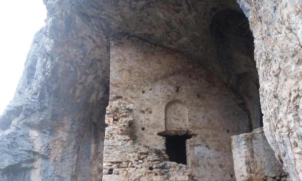 Dalin pamjet e shpellës 600 vjeçare në Kosovë që shpëtoi shumë njerëz gjatë luftës (VIDEO) Dalin pamjet e shpellës 600 vjeçare në Kosovë që shpëtoi shumë njerëz gjatë luftës (VIDEO)