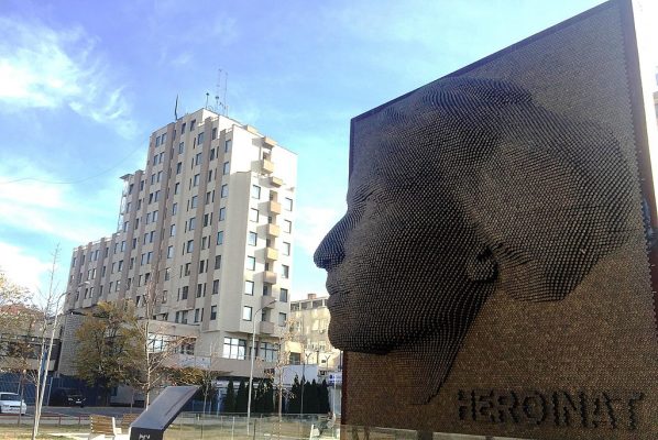 Frika i detyron gratë kosovare viktima të përdhunimeve të luftës të vazhdojnë të heshtin Frika i detyron gratë kosovare viktima të përdhunimeve të luftës të vazhdojnë të heshtin