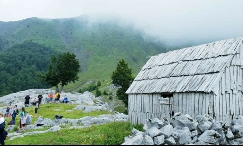 FOTOT: Njihuni me kryeveprën e natyrës së Kelmendit dhe “perlën” e Alpeve Shqiptare FOTOT: Njihuni me kryeveprën e natyrës së Kelmendit dhe “perlën” e Alpeve Shqiptare