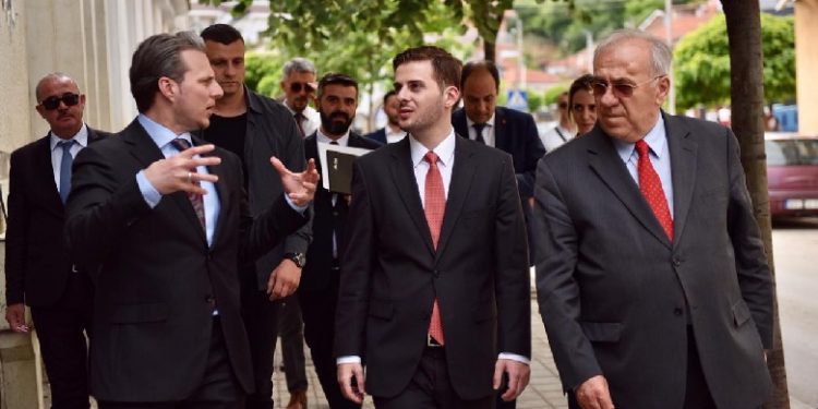 Cakaj takohet me kryebashkiakun e Preshevës: Me qendrim të unifikuar do ta bejmë më të mirë Cakaj takohet me kryebashkiakun e Preshevës: Me qendrim të unifikuar do ta bejmë më të mirë