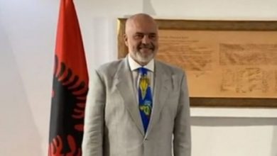 Media në Prishtinë: Rama kishte veshur antiplumb në trup, nuk është mirë për imazhin e Kosovës. Garda mohon Media në Prishtinë: Rama kishte veshur antiplumb në trup, nuk është mirë për imazhin e Kosovës. Garda mohon