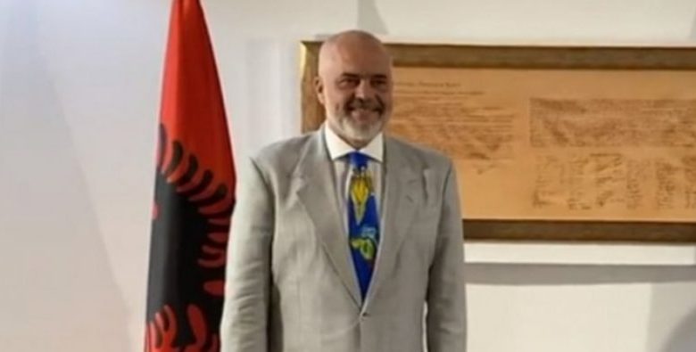 Media në Prishtinë: Rama kishte veshur antiplumb në trup, nuk është mirë për imazhin e Kosovës. Garda mohon Media në Prishtinë: Rama kishte veshur antiplumb në trup, nuk është mirë për imazhin e Kosovës. Garda mohon