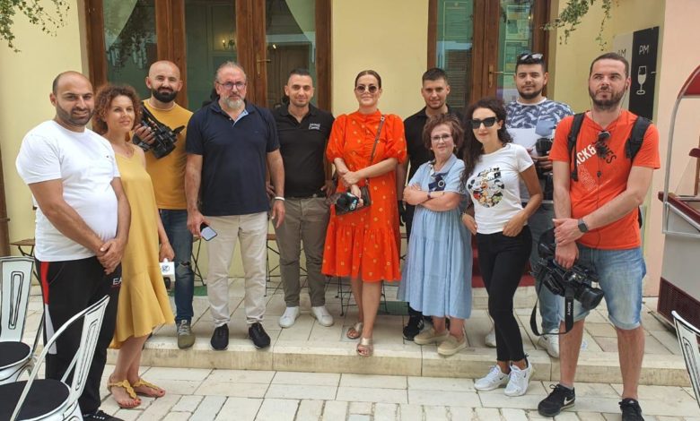 Gazetarët nga Kosova vizitojnë Vlorën/ Kryebashkiaku Leli: Këtë verë turizmi të flasë shqip Gazetarët nga Kosova vizitojnë Vlorën/ Kryebashkiaku Leli: Këtë verë turizmi të flasë shqip