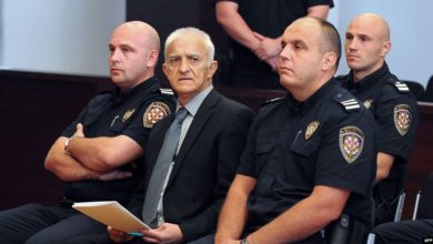 Pas luftës, krimeve dhe burgut, në fushatë për të hyrë në kuvendin e Serbisë Pas luftës, krimeve dhe burgut, në fushatë për të hyrë në kuvendin e Serbisë