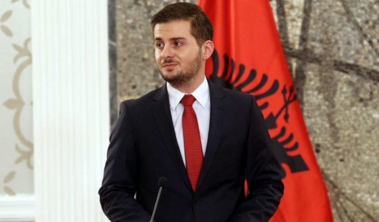 Dha dorëheqjen si ministër i Jashtëm, Gent Cakajt i vjen direkt ftesa nga vendlindja: Mund të vijë tek ne, derën e ka të hapur