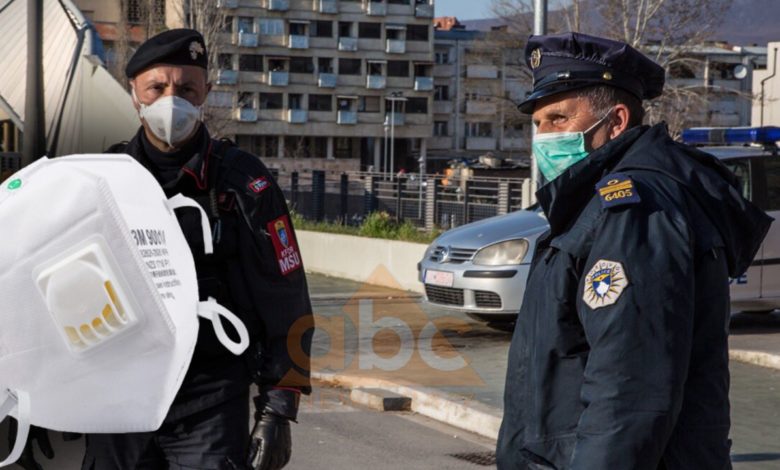 Kosova bën të detyrueshme vendosjen e maskave kudo në hapësirat publike Kosova bën të detyrueshme vendosjen e maskave kudo në hapësirat publike