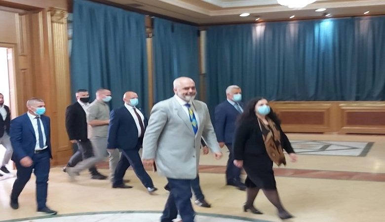 Vizita në Kosovë/ Rama takon Vjosa Osmanin, kryeministri i vetmi pa maskë (FOTO) Vizita në Kosovë/ Rama takon Vjosa Osmanin, kryeministri i vetmi pa maskë (FOTO)