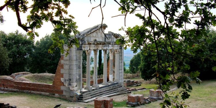 Mbi 62 mijë vizitorë shqiptarë dhe të huaj në monumentet e kulturës në Shqipëri Mbi 62 mijë vizitorë shqiptarë dhe të huaj në monumentet e kulturës në Shqipëri