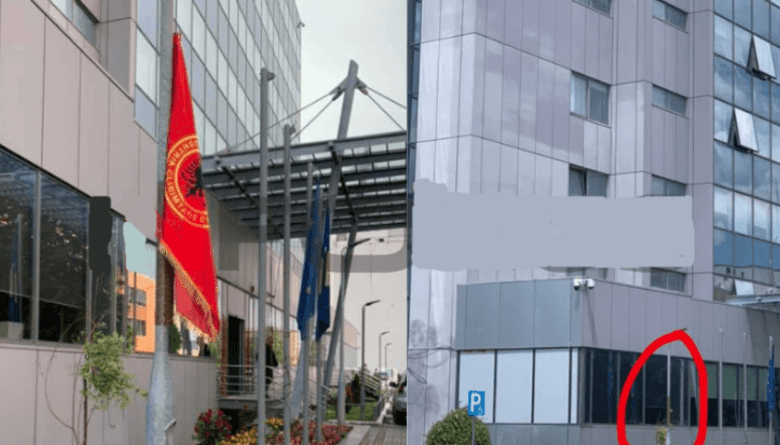 Largohet flamuri i UÇK-së nga oborri i qeverisë, shkak zv.kryeministri i ri Goran Rakiq? Largohet flamuri i UÇK-së nga oborri i qeverisë, shkak zv.kryeministri i ri Goran Rakiq?