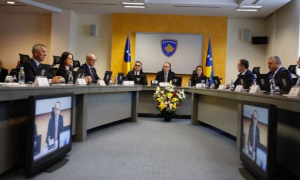 Kosova hap kufirin me Shqipërinë, s’ka më vetizolim për 7 ditë Kosova hap kufirin me Shqipërinë, s’ka më vetizolim për 7 ditë