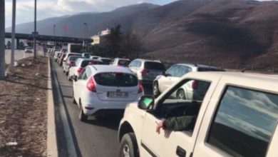 Kundërshtuan policinë kosovare në Morinë per masat e COVID-19, arrestohen dy të rinjtë shqiptarë