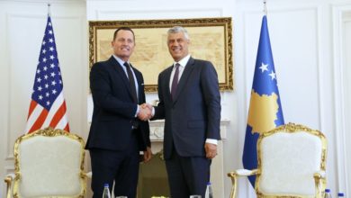 Grenell zbulon arsyen që çoi në burgosjen e Thaçit në Hagë: U ra dakord te mbyllej Gjykata Speciale dhe Prokurori u terbua
