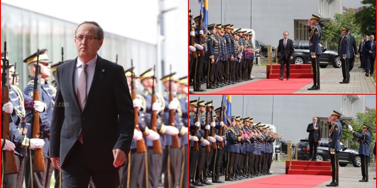 Avdullah Hoti merr zyrtarisht detyrën e kryeministrit/ Kalon në tapetin e kuq por Kurti s’e pret në zyrë Avdullah Hoti merr zyrtarisht detyrën e kryeministrit/ Kalon në tapetin e kuq por Kurti s’e pret në zyrë