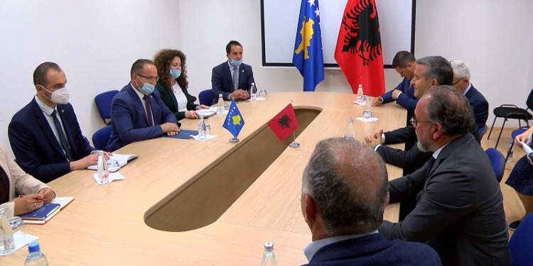 Në fokus zhvillimi i turizmit, ministri Klosi vizitë në Kosovë: Ejani në bregdetin shqiptar Në fokus zhvillimi i turizmit, ministri Klosi vizitë në Kosovë: Ejani në bregdetin shqiptar