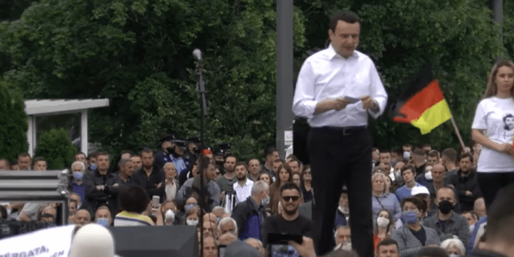 VIDEO/ Albin Kurti i rikthehet protestave: Kjo është qeveri koti, duan të shkojnë në dialog të nënshtruar VIDEO/ Albin Kurti i rikthehet protestave: Kjo është qeveri koti, duan të shkojnë në dialog të nënshtruar