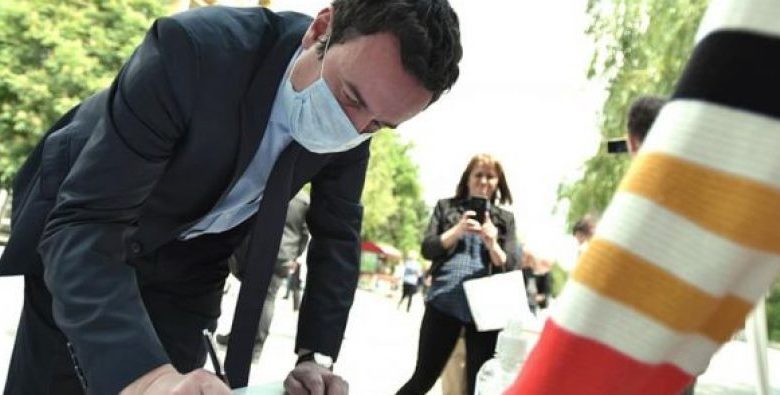 Albin Kurti, thirrje qytetarëve: Nënshkruani peticionin në shesh! Albin Kurti, thirrje qytetarëve: Nënshkruani peticionin në shesh!