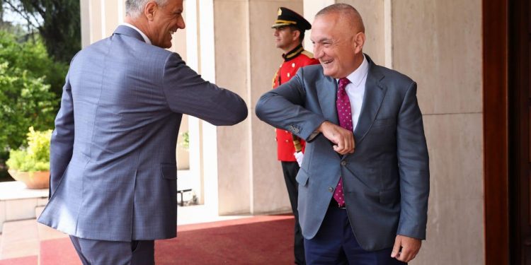 Meta dhe Thaçi takohen me bërryla: Me rëndësi vazhdimi i dialogut Kosovë-Serbi