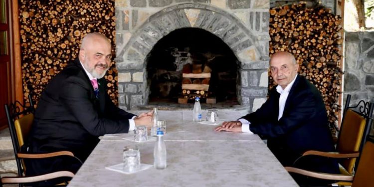 Dita e dytë në Kosovë/ Rama takohet me Isa Mustafën: I nderuar nga mikpritja në shtëpi Dita e dytë në Kosovë/ Rama takohet me Isa Mustafën: I nderuar nga mikpritja në shtëpi