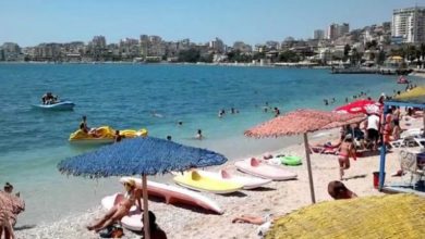 Fundjava rikthen pushuesit në Vlorë / Masat nuk respektohen, por turistët nuk shqetësohen
