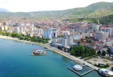 REPORTAZH: Fresku, filmat dhe tradita e mikëpritjes rikthejnë pushuesit në Pogradec