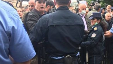 Video/ Protestuesit tentojnë të hyjnë brenda Kuvendit të Kosovës Video/ Protestuesit tentojnë të hyjnë brenda Kuvendit të Kosovës