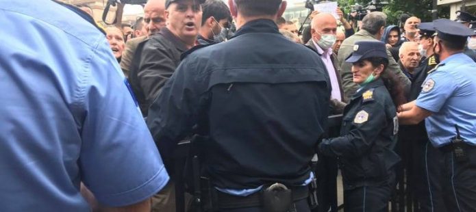 Video/ Protestuesit tentojnë të hyjnë brenda Kuvendit të Kosovës Video/ Protestuesit tentojnë të hyjnë brenda Kuvendit të Kosovës