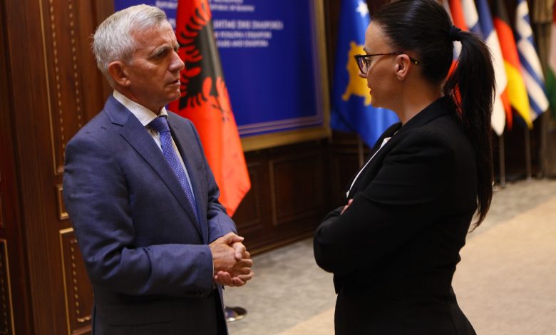Hiqet leja e punës për shtetasit e Shqipërisë që kanë leje qëndrimi në Kosovë/ Minxhozi: Do ketë ndikim pozitiv Hiqet leja e punës për shtetasit e Shqipërisë që kanë leje qëndrimi në Kosovë/ Minxhozi: Do ketë ndikim pozitiv