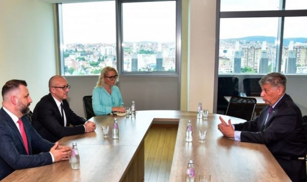 Mediat serbe: Rakiq hoqi flamurin e Kosovës nga zyra e tij Mediat serbe: Rakiq hoqi flamurin e Kosovës nga zyra e tij
