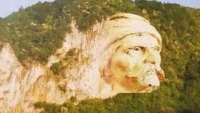 Është kërkuar që fytyra e Idriz Seferit të gdhendet në Grykën e Kaçanikut, kjo është një ide se si do të dukej Është kërkuar që fytyra e Idriz Seferit të gdhendet në Grykën e Kaçanikut, kjo është një ide se si do të dukej