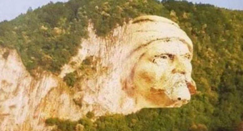 Është kërkuar që fytyra e Idriz Seferit të gdhendet në Grykën e Kaçanikut, kjo është një ide se si do të dukej Është kërkuar që fytyra e Idriz Seferit të gdhendet në Grykën e Kaçanikut, kjo është një ide se si do të dukej