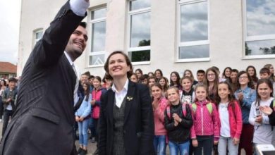 Shahini jep lajmin e mirë: Pas shumë vite përpjekjesh, shqiptarëve në Serbi u lejohet përdorimi i librave shkollorë nga Shqipëria Shahini jep lajmin e mirë: Pas shumë vite përpjekjesh, shqiptarëve në Serbi u lejohet përdorimi i librave shkollorë nga Shqipëria