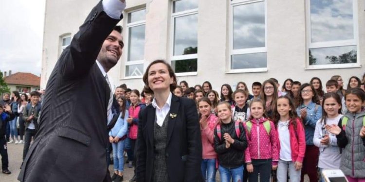 Shahini jep lajmin e mirë: Pas shumë vite përpjekjesh, shqiptarëve në Serbi u lejohet përdorimi i librave shkollorë nga Shqipëria Shahini jep lajmin e mirë: Pas shumë vite përpjekjesh, shqiptarëve në Serbi u lejohet përdorimi i librave shkollorë nga Shqipëria