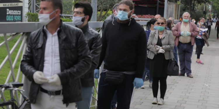 Nisin gjobat e pandemisë në Kosovë, 35 euro kush nuk mban maskë, 2 mijë euro për organizim dasmash Nisin gjobat e pandemisë në Kosovë, 35 euro kush nuk mban maskë, 2 mijë euro për organizim dasmash