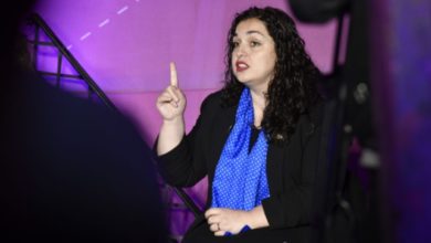 Kosova/ BE-ja kritikon, kurse Osmani reagon: Unë emëroj, shkarkoj dhe jam ajo që vlerësoj integritetin e KQZ-së Kosova/ BE-ja kritikon, kurse Osmani reagon: Unë emëroj, shkarkoj dhe jam ajo që vlerësoj integritetin e KQZ-së