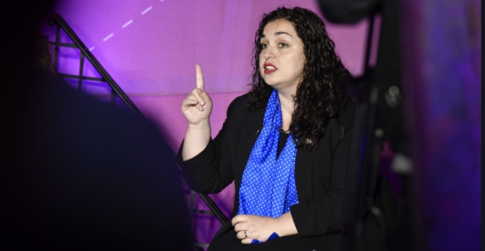 Kosova/ BE-ja kritikon, kurse Osmani reagon: Unë emëroj, shkarkoj dhe jam ajo që vlerësoj integritetin e KQZ-së Kosova/ BE-ja kritikon, kurse Osmani reagon: Unë emëroj, shkarkoj dhe jam ajo që vlerësoj integritetin e KQZ-së