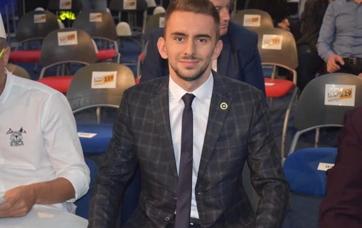 Zv.ministri i ri i Arsimit i Haradinajt me shkollë të mesme?! Akuza e Organizatës Studentore: S’ka mbaruar bachelorin Zv.ministri i ri i Arsimit i Haradinajt me shkollë të mesme?! Akuza e Organizatës Studentore: S’ka mbaruar bachelorin