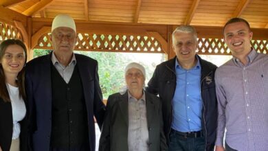 Pandeli Majko me Lladrovcin dhe Xhelilin vizitojnë prindërit e presidentit Thaçi Pandeli Majko me Lladrovcin dhe Xhelilin vizitojnë prindërit e presidentit Thaçi