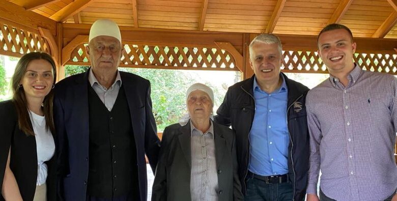 Pandeli Majko me Lladrovcin dhe Xhelilin vizitojnë prindërit e presidentit Thaçi Pandeli Majko me Lladrovcin dhe Xhelilin vizitojnë prindërit e presidentit Thaçi