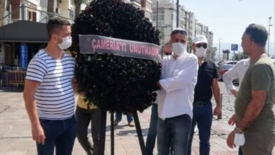 Shqiptarët e Izmirit përkujtojnë 76-vjetorin e genocidit grek në Çamëri. Lanë një kurorë të zezë para konsullatës greke