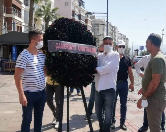 Shqiptarët e Izmirit përkujtojnë 76-vjetorin e genocidit grek në Çamëri. Lanë një kurorë të zezë para konsullatës greke