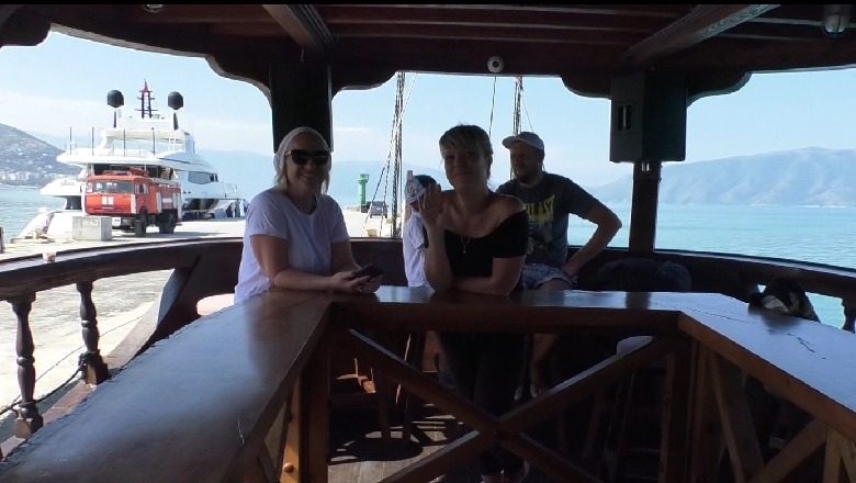 Turistët nga Ukraina dhe Bjellorusia pushojnë në Vlorë! Të kënaqur me kushtet, por ngrenë shqetësim për ndotjen Turistët nga Ukraina dhe Bjellorusia pushojnë në Vlorë! Të kënaqur me kushtet, por ngrenë shqetësim për ndotjen