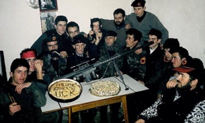 Dalin fotot, ja si e festonte UÇK-ja Kurban Bajramin në kohë lufte Dalin fotot, ja si e festonte UÇK-ja Kurban Bajramin në kohë lufte
