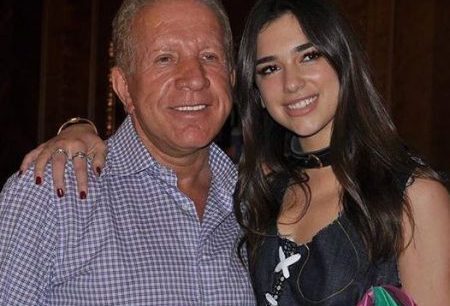 Dua Lipa provokon me flamurin “Autochthonous”, Pacolli e përkrah: Ne jemi popull i vogël, por kemi artisten më të dëgjuar në botë Dua Lipa provokon me flamurin “Autochthonous”, Pacolli e përkrah: Ne jemi popull i vogël, por kemi artisten më të dëgjuar në botë