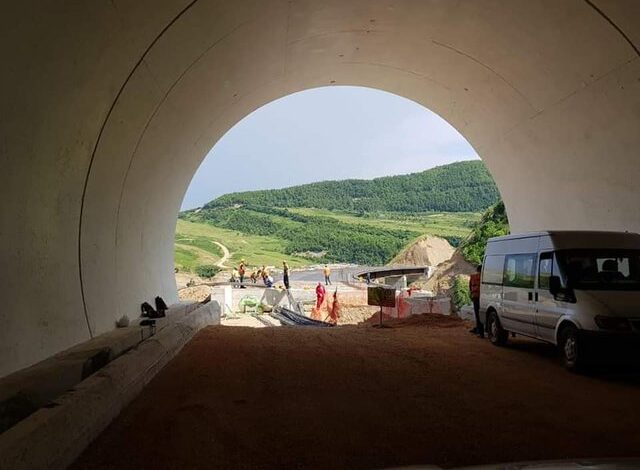 Rama zbulon fotot brenda tunelit të rrugës Qukës-Qafë Plloçë: Projekt i lënë në letra bakalli