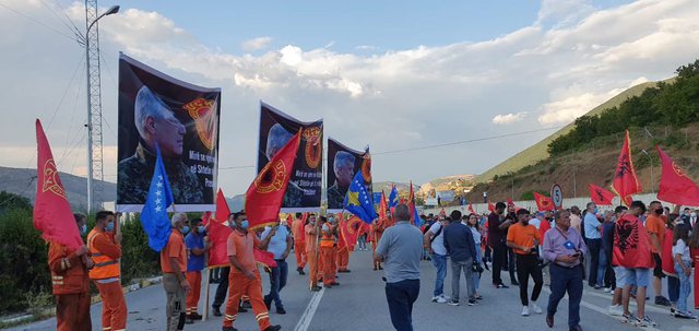 VIDEO/ Me flamuj kombëtarë dhe të UÇK-së, Presidenti Thaçi pritet nga qindra shqiptarë në Morinë