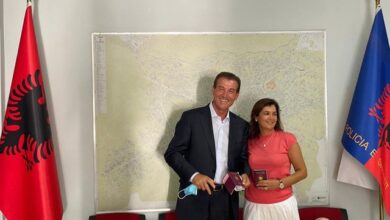 Afrim Pacolli merr pasaportën shqiptare, Meta: Momenti që shqiptarët të investojnë në atdhe Afrim Pacolli merr pasaportën shqiptare, Meta: Momenti që shqiptarët të investojnë në atdhe